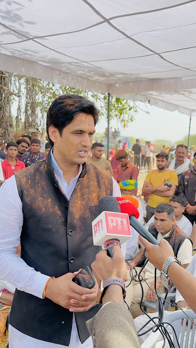 सीमा सुरक्षा बल के अमर जवान, हमारे भाई छोटूराम जाट की अंतिम यात्रा में पहुंचकर पुष्पचक्र अर्पित कर अपनी भावपूर्ण श्रद्धांजलि अर्पित की।
राष्ट्र के लिए आपका बलिदान आने वाली पीढ़ियों को सदैव प्रेरित करता रहेगा। गाँव तिलोनिया में आपके साथ बिताए पल याद आयेंगे।
#JaiHind 🇮🇳