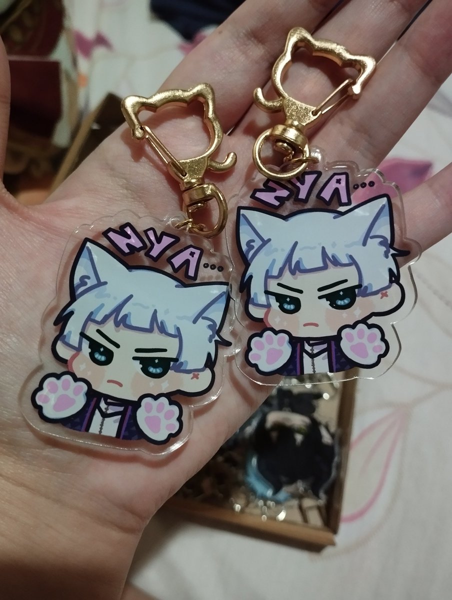 @K4SUMIS0U hi!!! i completely forgor about this and just remembered it now ejgsjd here he is!!

i love his keychain the most 😭😭 the colors look so pretty!