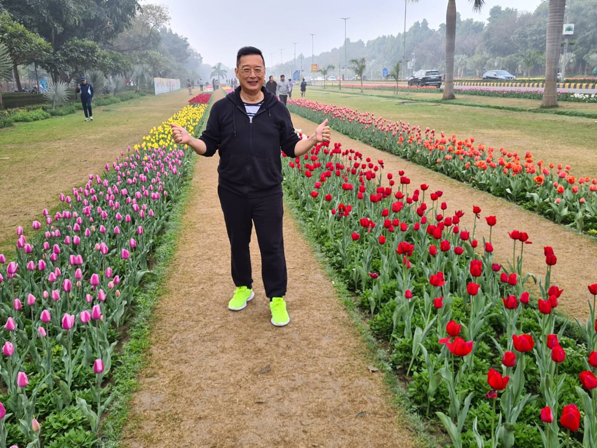 SGinIndia's tweet photo. Goodmorning India. What a lovely day at #Chanakyapuri. Thank u @tweetndmc for bringing the Annual #TulipFestival to our door steps. Just Amazing - HC Wong. #NDMCTulipFestival #SpringinDelhi https://t.co/3XPpMmTwof