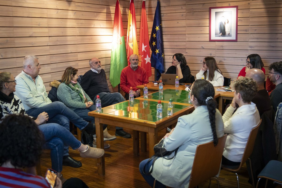 RmcMadrid's tweet photo. Ayer, los alcaldes/as de la Red nos reunimos  en #LaAcebeda para hablar de nuestra expulsión por parte del @ppmadrid de la @FedMMadrid.

Seguiremos trabajando desde el #municipalismo,  apoyándonos y colaborando, porque lo importante es el bienestar de nuestros vecinos y vecinas. https://t.co/wJNZuNh0Z8
