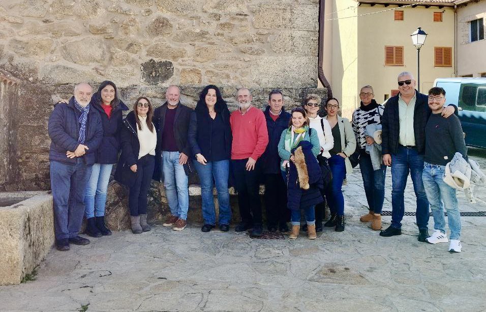 RmcMadrid's tweet photo. Ayer, los alcaldes/as de la Red nos reunimos  en #LaAcebeda para hablar de nuestra expulsión por parte del @ppmadrid de la @FedMMadrid.

Seguiremos trabajando desde el #municipalismo,  apoyándonos y colaborando, porque lo importante es el bienestar de nuestros vecinos y vecinas. https://t.co/wJNZuNh0Z8