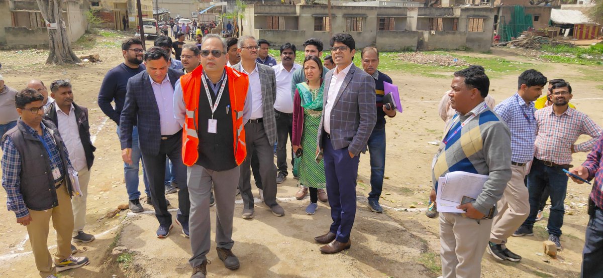 drm_lko's tweet photo. Shri S M Sharma, DRM/LKO, conducted a thorough examination of #Takia station to assess the progress made under the #Amrit_Bharat_Station_Scheme.This initiative seeks to revamp railway facilities &amp; improve passenger services at Takia station, contributing to a comfortable travel. https://t.co/vZBqNVjlQm