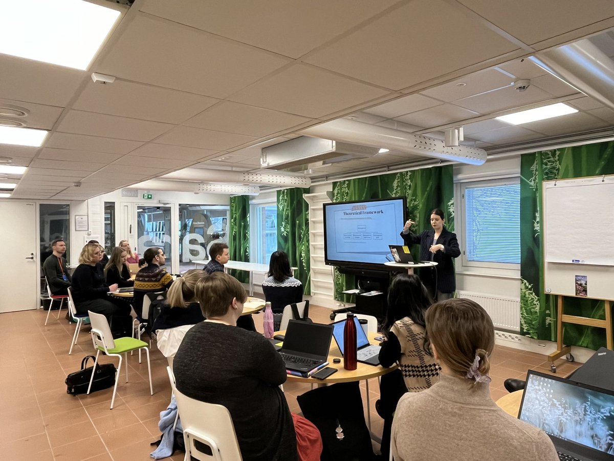 SannaJarvela's tweet image. @AhsenCini presenting her PhD summary @LET_Oulu seminar @EetuHaataja and @KatZabolotna as opponents. #multiple #levels #MC #awareness #CL Food for @OuluHi research.