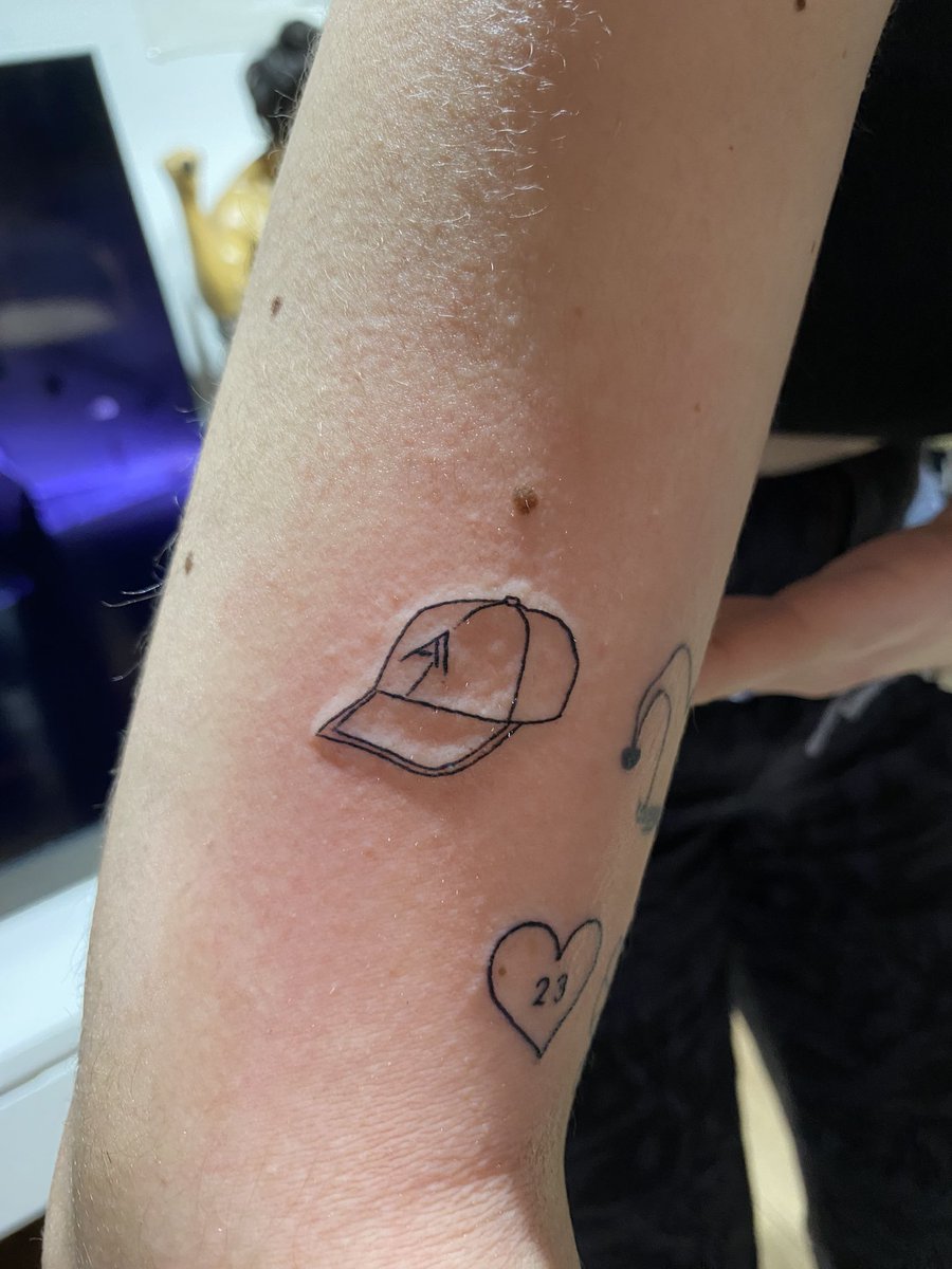 smilingalbon's tweet photo. started the season with tattoos dedicated to my driver <3 @alex_albon @williamsf1 

🧢 ✍️: my dear friend @whereisjoon 🌷 https://t.co/7LPeb9Aru1