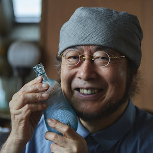 6万本の空き瓶の写真集を出している庄司太一さん。病気で一時中断した