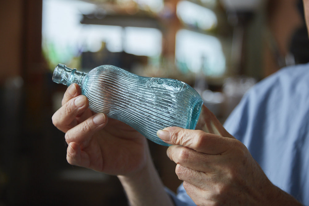 平成ボトルブルース 庄司太一 6万本の空き瓶の写真集を出している庄司太一さん。病気で一時中断した