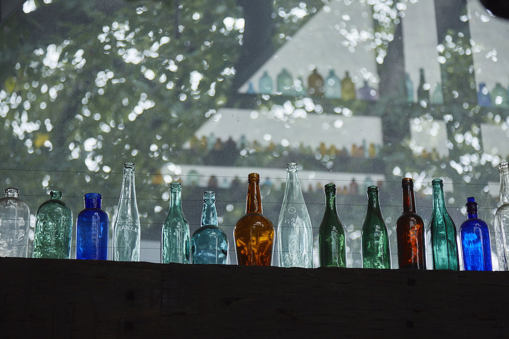 6万本の空き瓶の写真集を出している庄司太一さん。病気で一時中断した