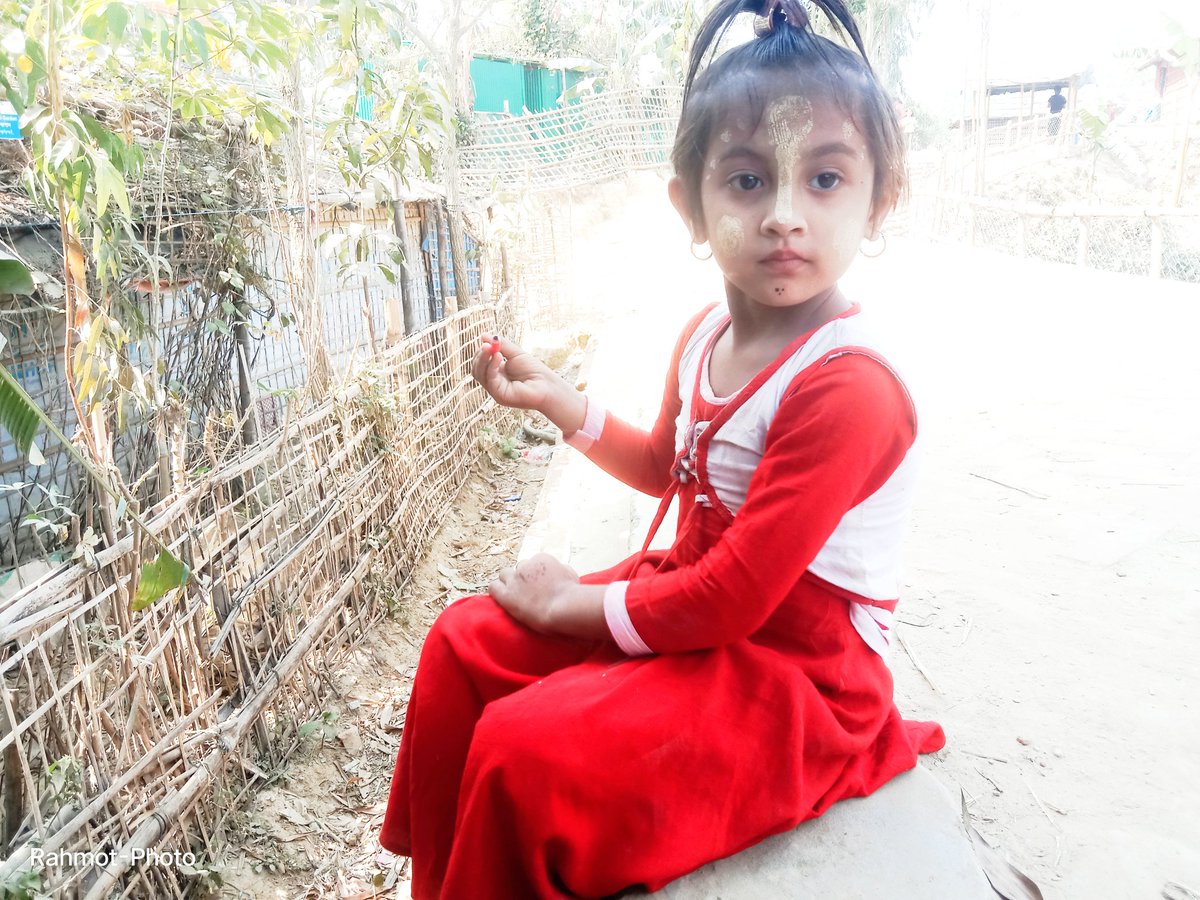 RGS_Survivors's tweet photo. A Rohingya little child and setting on the rood site and arting by own hand!!!

#RohingyaChild https://t.co/wbrzk7klzE