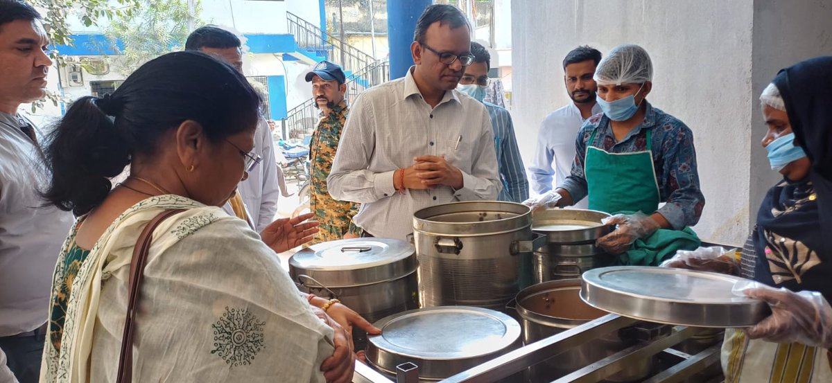 CollectrBarwani's tweet photo. कलेक्टर डॉ राहुल फटिंग जिला महिला चिकित्सालय में महिलाओं को दिए जाने वाले भोजन की गुणवत्ता को देखते हुए. इस दौरान सीएमएचओ डॉ सुरेखा जमरे एवं सिविल सर्जन डॉ अनिता सिंगरे उपस्थित.
#CMMadhyaPradesh
#JansamparkMP 
#JansamparkBadwani https://t.co/jXg0NOJnGr