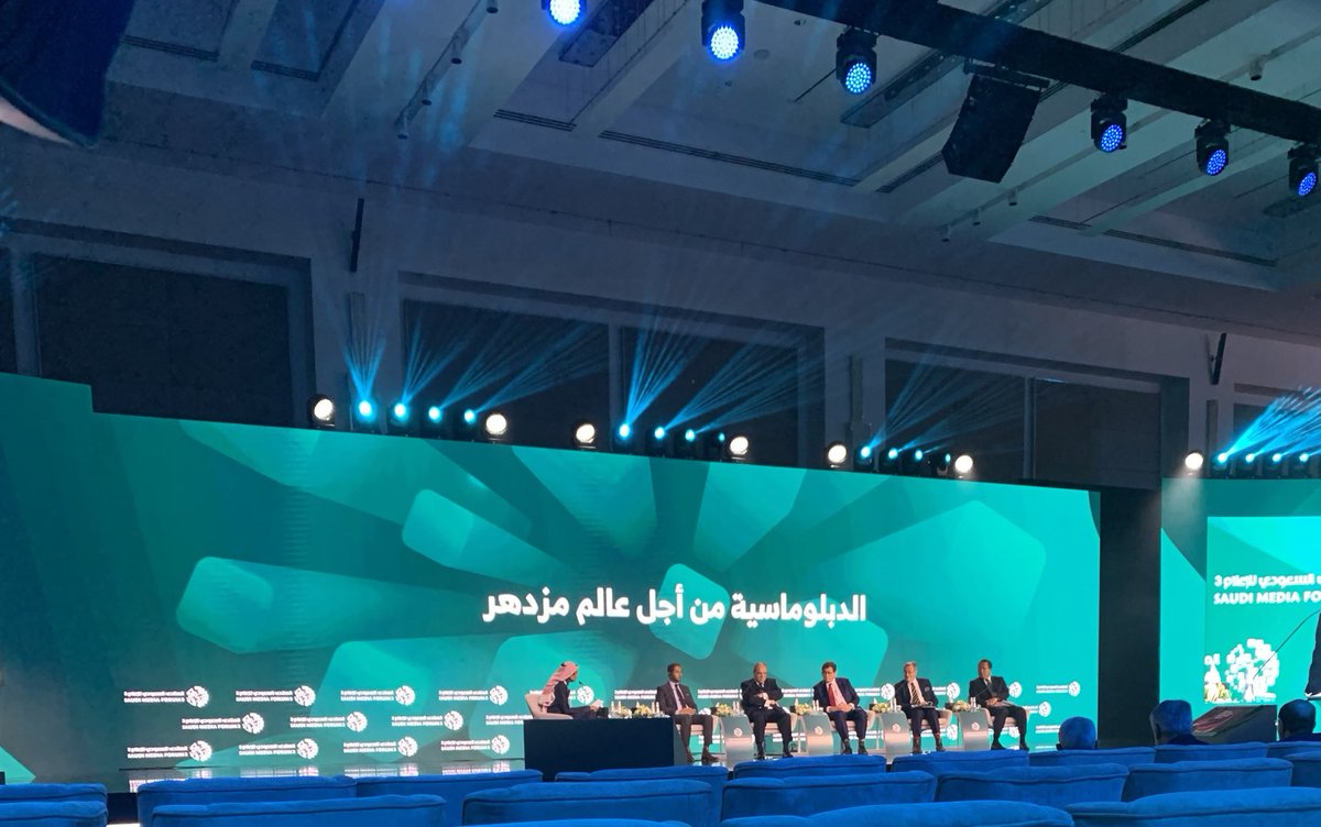 mohalfal's tweet photo. كان الدبلوماسيون"دبلوماسيين" في المنتدى السعودي للإعلام فلم يقدموا ما يطمئن المتابع بأن الدبلوماسية يمكنها أن تخلق عالما مزدهرا في ظل سطوة الأقوياء على الضعفاء، رغم حرص مدير الجلسة الدكتور حمود أبو طالب، بحصه الصحفي،على الوصول إلى هذه النتيجة. https://t.co/SN5GuzKNE9