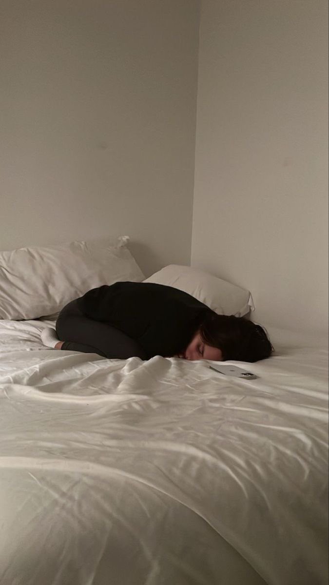 clovspo's tweet image. how ana feels in the winter (paralyzed by cold and fatigue)