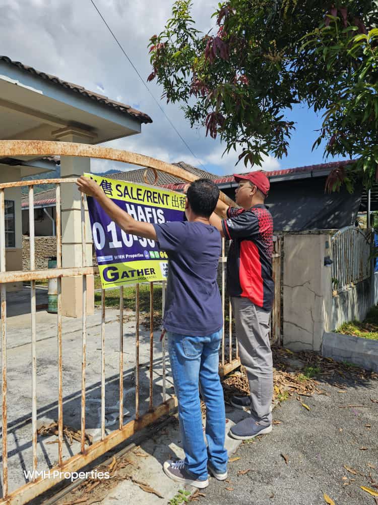 Hari ni daddy assist ejen baru punya listing… bantu dia gantung banner, explain proses2 jual beli… Mana yg boleh bantu kita bantu, sama2 cari rezeki…😊😊😊