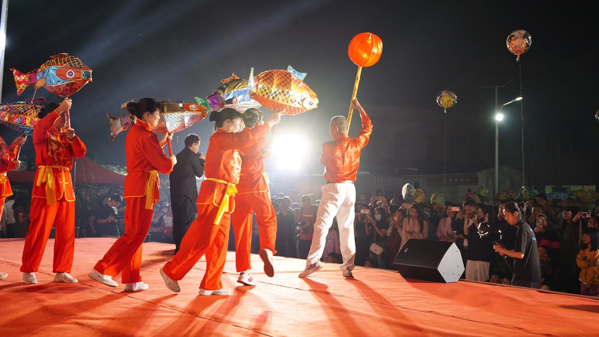 CulturalLingnan's tweet image. Art and culture | On the evening of 19th February, the sixteenth &quot;Village Gala&quot; in Paitan, Zengcheng, #Guangdong went into Shuangheliao #Village. At the gala, fishing lanterns and# dragon lanterns #danced, and fireworks bloomed, leaving visitors spellbound. #artandculture
