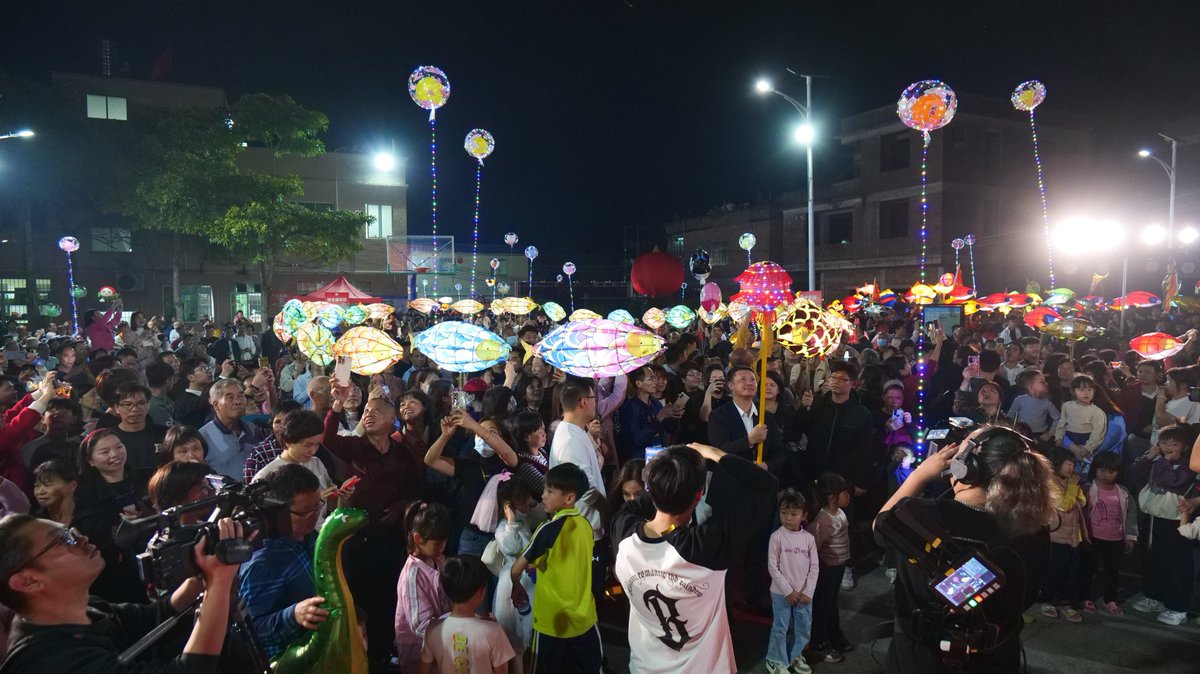 CulturalLingnan's tweet image. Art and culture | On the evening of 19th February, the sixteenth &quot;Village Gala&quot; in Paitan, Zengcheng, #Guangdong went into Shuangheliao #Village. At the gala, fishing lanterns and# dragon lanterns #danced, and fireworks bloomed, leaving visitors spellbound. #artandculture