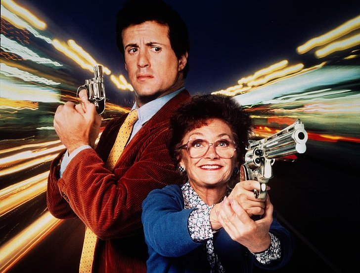 FuckCinephiles's tweet photo. Happy 🎂 today à #StopOrMyMomWillShoot qui fête ses 32 ans.
Un Stallone en couche-culotte (true story) voit sa vie privée et son quotidien de flic bousillés par sa Craquante de mère totalement insupportable dans une "comédie" nanardesque ridicule, jamais vraiment drôle mais culte https://t.co/s3lEi8Hs7T