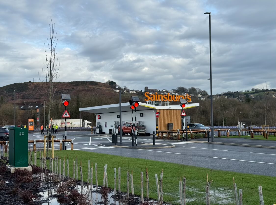 Hey @sainsburys @SainsburysNews 
You’re new store has opened in #TalbotGreen 

Can you add an electric charging cost pillar, as well as the regular pillar ?

@FullyChargedShw @ElectrifyingCom 

#Pontyclun