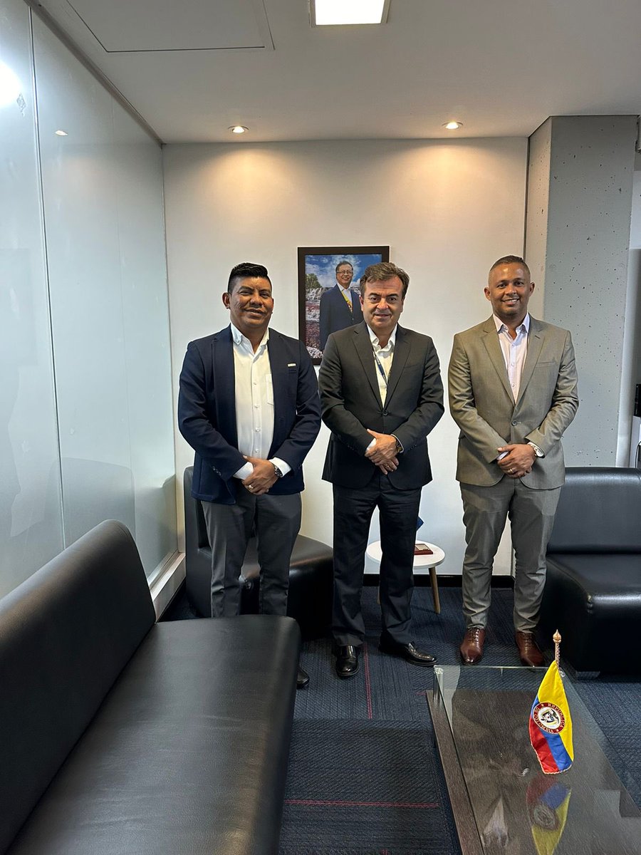 Gracias al alcalde Jaime Buitrago y Exalcalde Bonifacio Henriquez, unidos y articulados con la @UNGRD llevando soluciones a las Comunidades Wayuú , y su tierra la capital indígena de Colombia, en la Guajira.