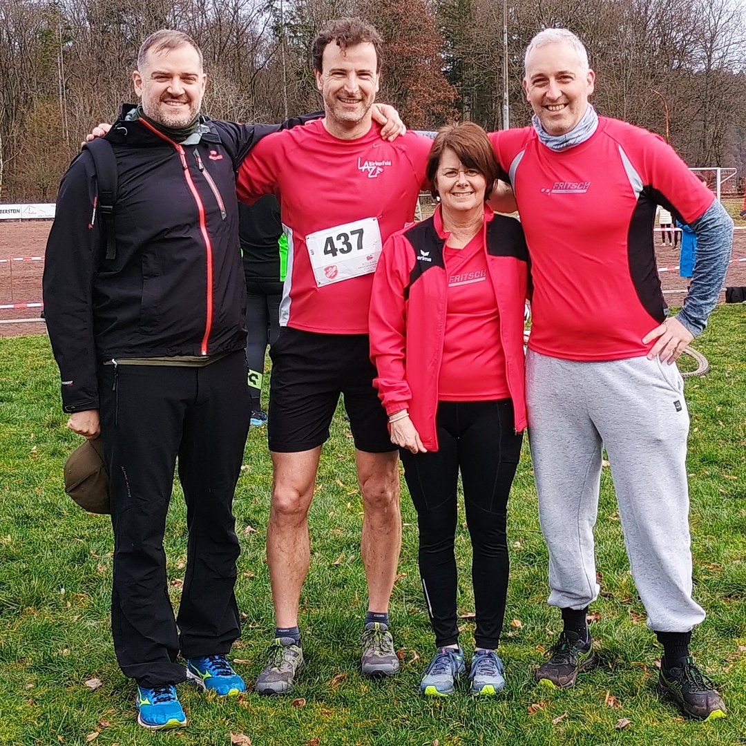 We did it! Our  running Fritschis Thorsten, Stefan, Sigrid and Jan  took part  in the 14th OIE cross-country run in Veitsrodt. It went right  through the centre of the Steinerne Gästebuch. The Saar-Hunsrück-Steig premium hiking trail runs right through the Steinernes Gästebuch.