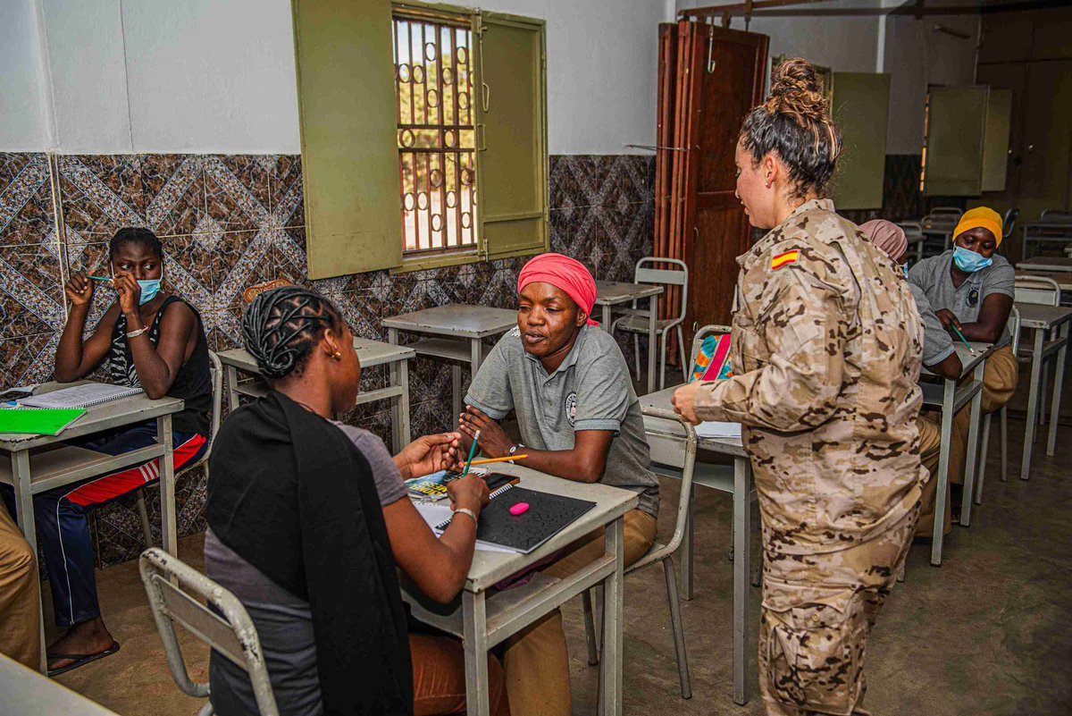 Militares 🇪🇸de <a href="/eutmmali1/">eutmmali</a> imparten clases 👨‍🏫 de español a niñas del colegio de las religiosas de María Inmaculada en Bamako 🇲🇱. El curso se prolongará hasta finales de  mayo y asisten 40 alumnas.<a href="/EjercitoTierra/">Ejército de Tierra 🇪🇸</a> #MOPS