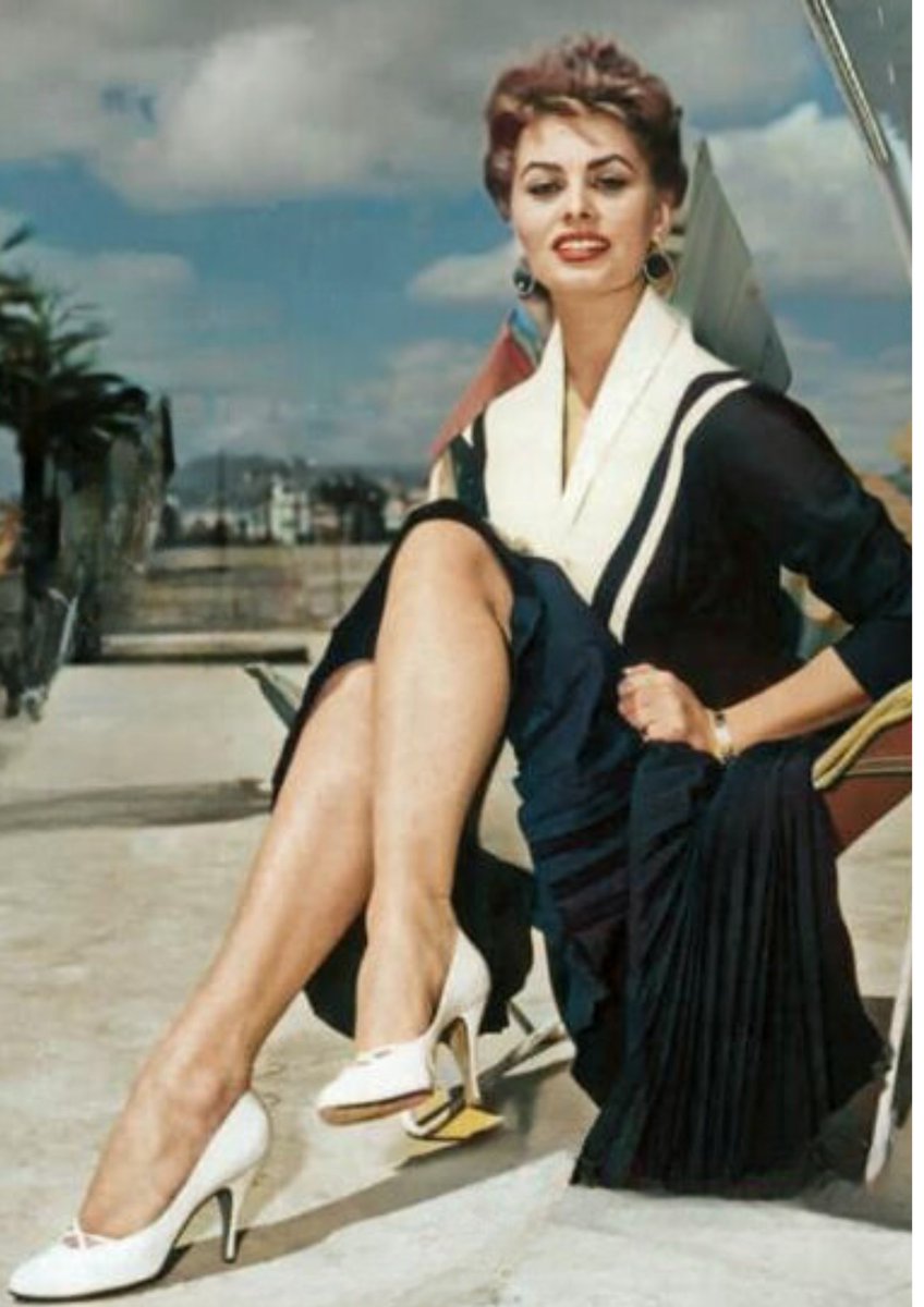 Sophia Loren exudes pure sophistication and class as she reclines in style, reminding us all why she is a true Hollywood legend. #SophiaLoren #HollywoodIcon bit.ly/2MfXpkn