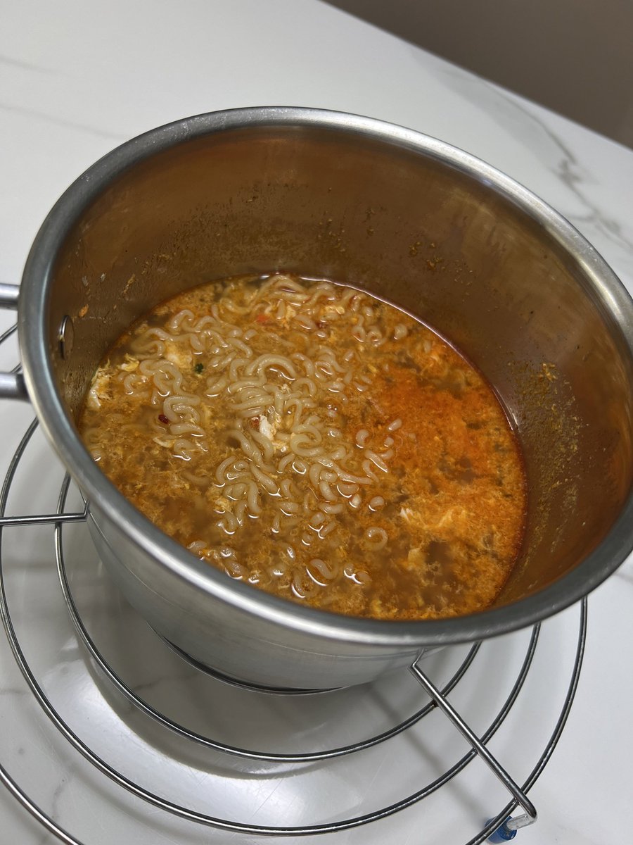 🐜 240221

i arrived in korea earlier and i was so hungry after seeing joochan, so i'm eating ramen ㅎㅎㅎㅎ