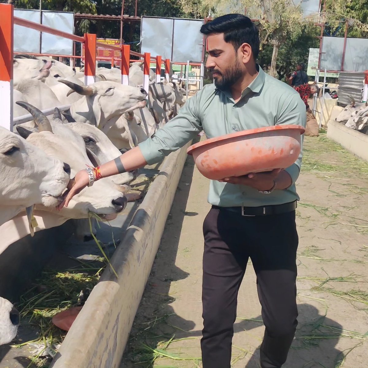 icdihelp's tweet photo. राधारानी के आशीर्वाद से जीवन का एक साल और पूर्ण हुआ।
जन्मदिन पर गौ माता की सेवा करने सौभाग्य प्रभु कृपा से मिला।
#gauseva #goshala #icdi #icdihelpfoundation #birthday 

@deepakicdi https://t.co/3fKXPCGeqV