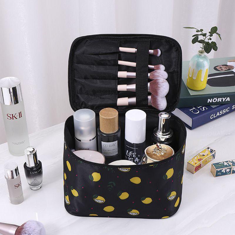 Invoguesouvenir's tweet photo. Makeup Bag with Compartments
..
..
..
5000naira

@_DammyB_ https://t.co/w2mBaxfWep
