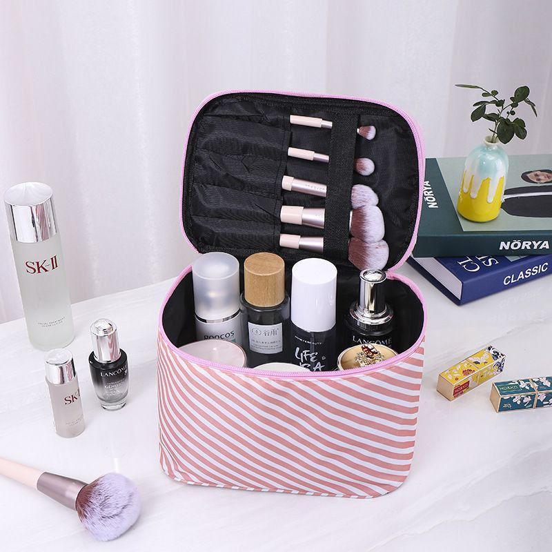 Invoguesouvenir's tweet photo. Makeup Bag with Compartments
..
..
..
5000naira

@_DammyB_ https://t.co/w2mBaxfWep