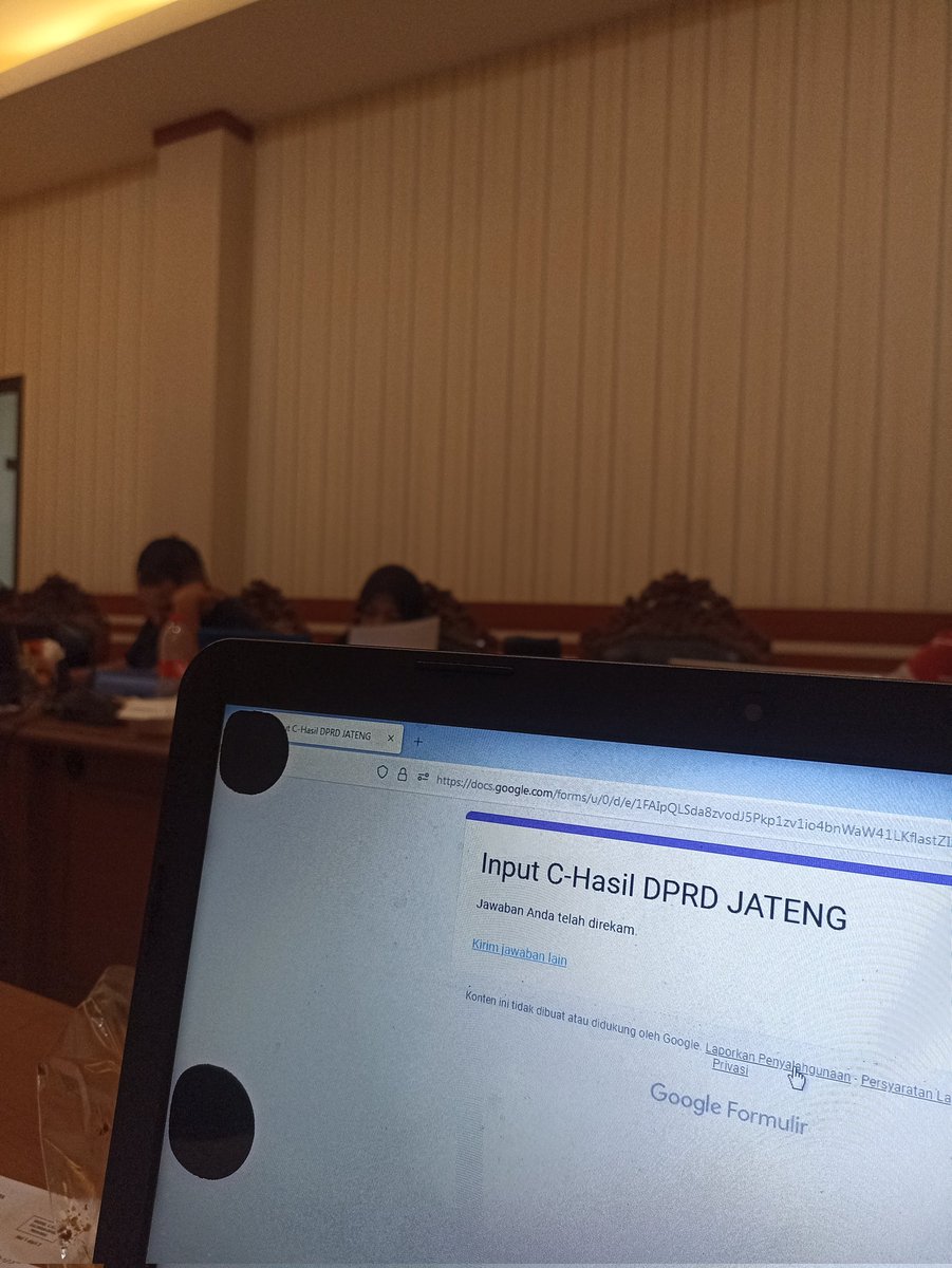 ipipip1818's tweet photo. Mulai dari ngawasi TPS nya langsung, dihitung ulang di tingkat kota, diinput lagi datanya. Masih aja ada orang bilang hasilnya curang. Gemes juga lama-lama 🥹 kerja ga kenal waktu, bayaran ga seberapa, isih dipaido wolaaaa nggih (bukan KPU, tapi dari Bawaslu yak) https://t.co/6cE0Gc8VhX