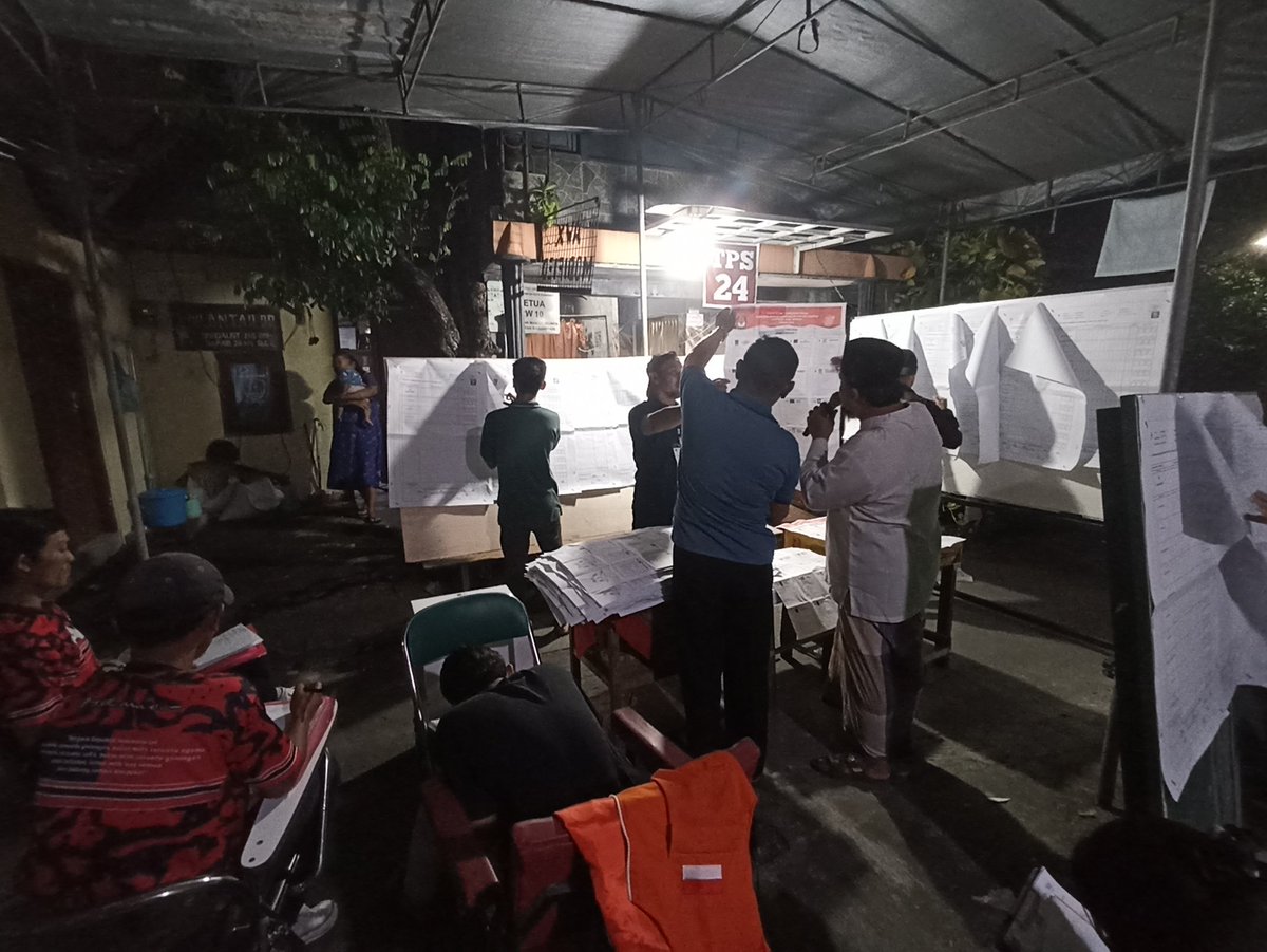 ipipip1818's tweet photo. Mulai dari ngawasi TPS nya langsung, dihitung ulang di tingkat kota, diinput lagi datanya. Masih aja ada orang bilang hasilnya curang. Gemes juga lama-lama 🥹 kerja ga kenal waktu, bayaran ga seberapa, isih dipaido wolaaaa nggih (bukan KPU, tapi dari Bawaslu yak) https://t.co/6cE0Gc8VhX