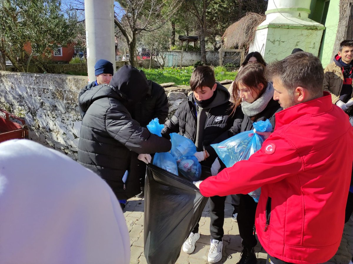 Yaşanabilir yarınlar için dedik ve gençlerimizle birlikte Yaşyer Köyü çevre temizliği etkinliği gerçekleştirdik.🫧🌿
#yeşilbeceriler
#gönüllülükkulübü