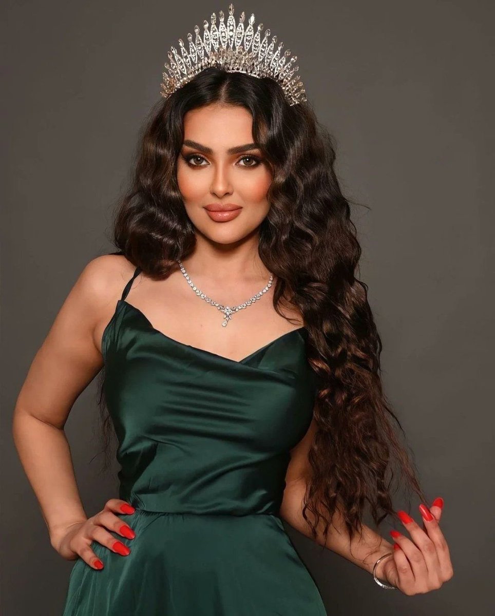 Fotoğrafta görünen hanımefendi Rumy Al-Qahtani; Suudi Arabistan'ın güzellik yarışmasına gönderdiği ilk kadın.

Sarıldığı bayrak ise bizdeki siyasal islamcıların "Kelime-i Tevhid Bayrağı" diyerek kutsadığı Suudi Arabistan bayrağı.

Değişmeyen tek şey değişimdir !..