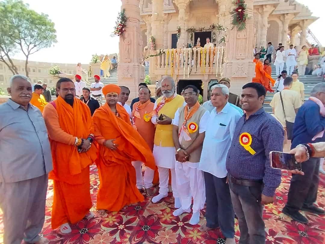 Swamishailes's tweet photo. ॐ आश्रम उद्घाटन समारोह में जॉर्डन पाली में परम पूज्य महामंडलेश्वर विश्व गुरु माहेश्वर आनंद जी महाराज समारोह में आए गणमान्य नागरिक d.g. Banjara जी swamisatyapraksh jiसंत महापुरुषों के साथ मंगल मिलन हुआ #omashram #omashramjadan #omtemple #SanatanWorld
https://t.co/rrvoisxors https://t.co/JfLWkUNct2
