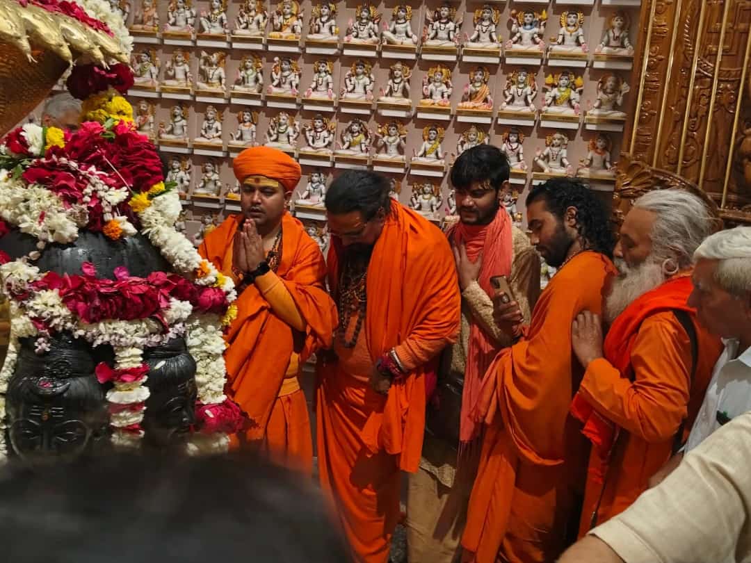Swamishailes's tweet photo. ॐ आश्रम उद्घाटन समारोह में जॉर्डन पाली में परम पूज्य महामंडलेश्वर विश्व गुरु माहेश्वर आनंद जी महाराज समारोह में आए गणमान्य नागरिक d.g. Banjara जी swamisatyapraksh jiसंत महापुरुषों के साथ मंगल मिलन हुआ #omashram #omashramjadan #omtemple #SanatanWorld
https://t.co/rrvoisxors https://t.co/JfLWkUNct2