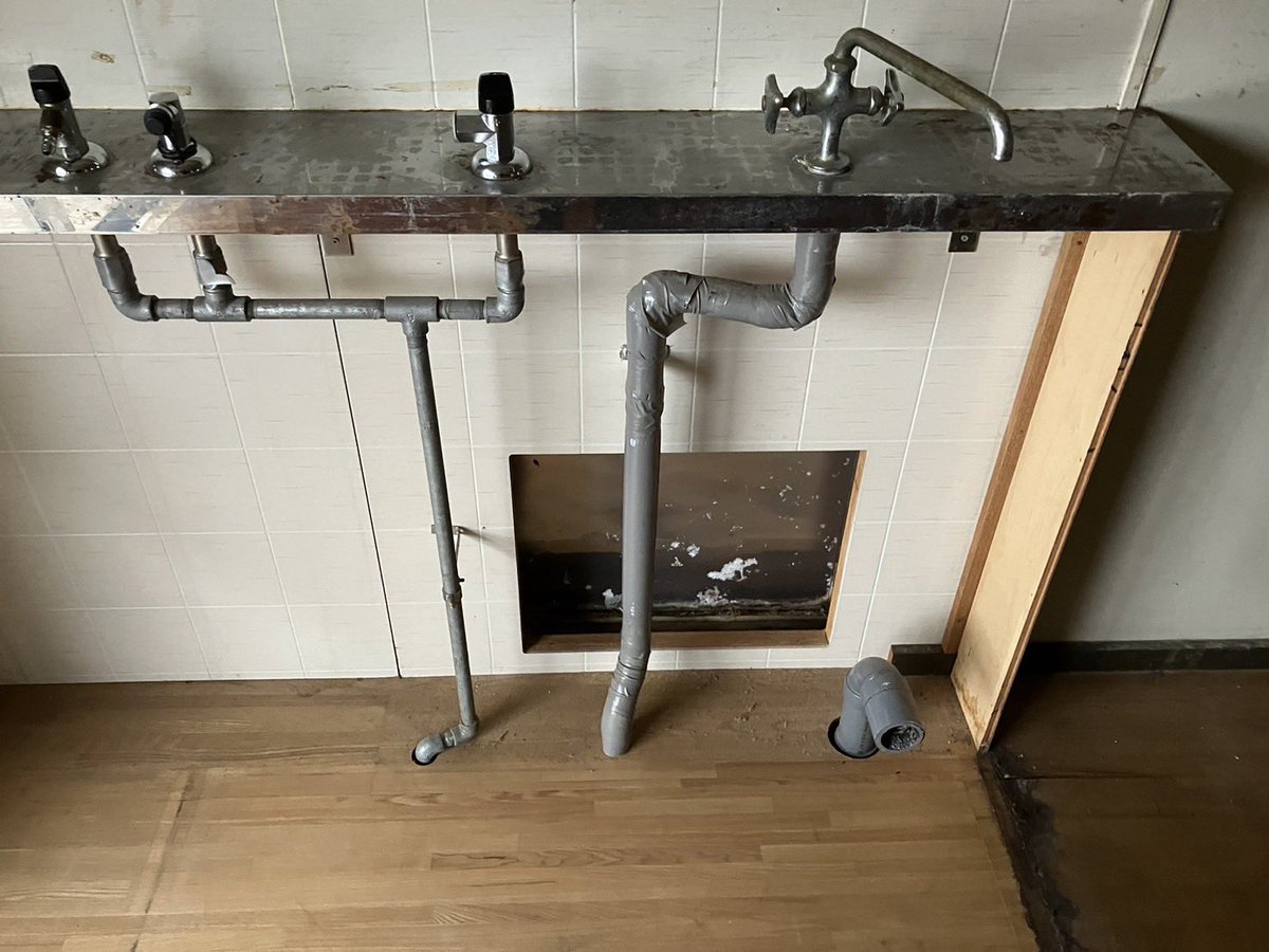 7syu_1's tweet photo. 給水管破断してるし、開口部開けてもらう場所違うし、二度手間やな😮‍💨 https://t.co/0YSW7qfhDG