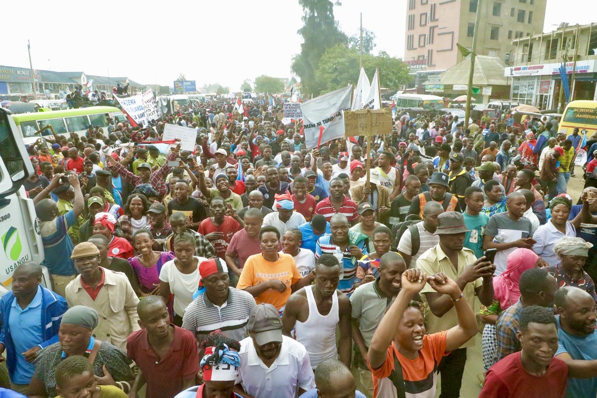 Ninaipongeza sana Mbeya kwa kuonesha umoja na utulivu leo. Maelfu ya watu mmetoka mkaonyesha hamna kizuizi cha amani na demokrasia. Hongereni sana kwa kujitokeza kwa wingi na kwa utulivu mkubwa. Mungu awabariki Mbeya! #AmaniMbeya