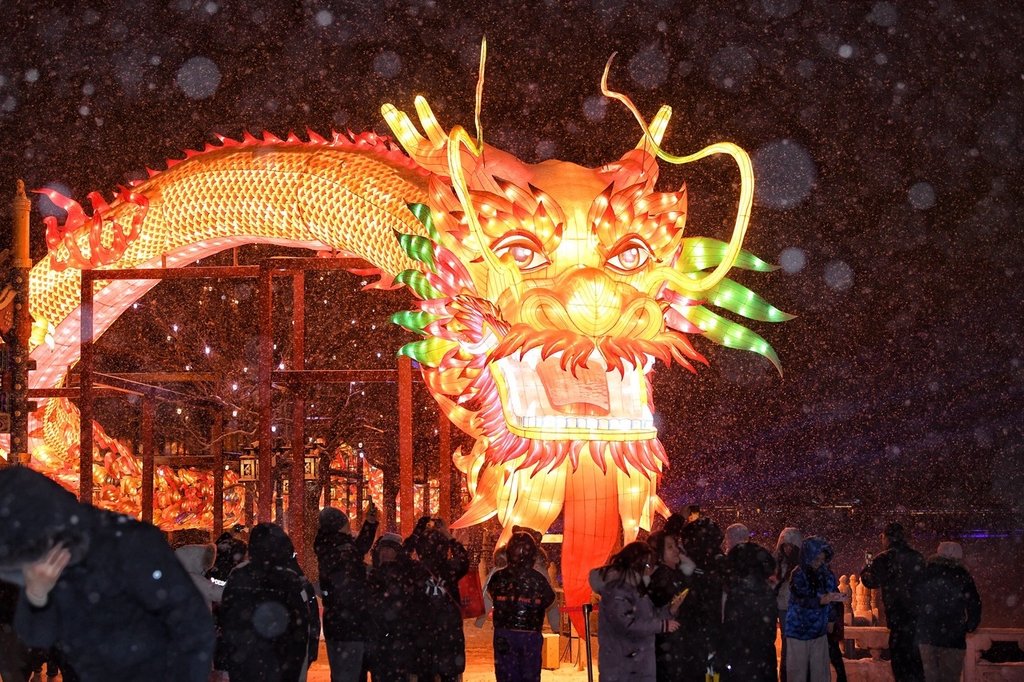 CGTNOfficial's tweet photo. Beijing dragon lantern glows amid snowfall https://t.co/Wcj2G29pGo