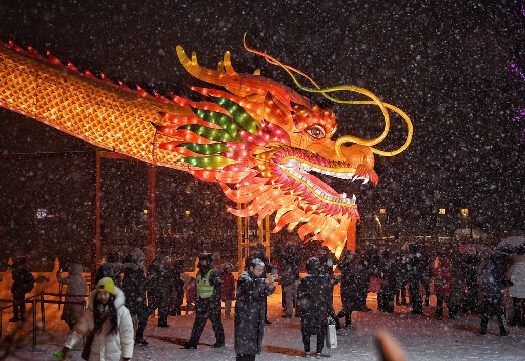 CGTNOfficial's tweet photo. Beijing dragon lantern glows amid snowfall https://t.co/Wcj2G29pGo