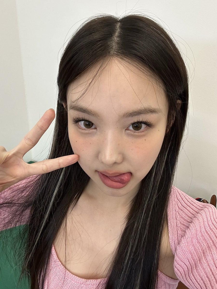 imnayeonarchive's tweet photo. so in love with her https://t.co/MXzB0tqf7l