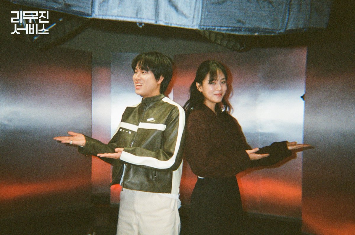 mujin_plz's tweet image. 리무진서비스 102회 비하인드 필름 도착💌
비비 X 무쥔장의 너~낌 넘치는 듀엣 어떠셨나요~~??

비비 님의 트레이드마크인 눈 밑의 점!❤처럼
비비 님이 무쥔장에게 선물한 시그니처🟡
"동그라미"도 듀엣 서비스에서 찾아보실 수 있다는 사실!

@nakedbibi
@BPM_LMJ  
  
#비비 #이무진 #리무진서비스