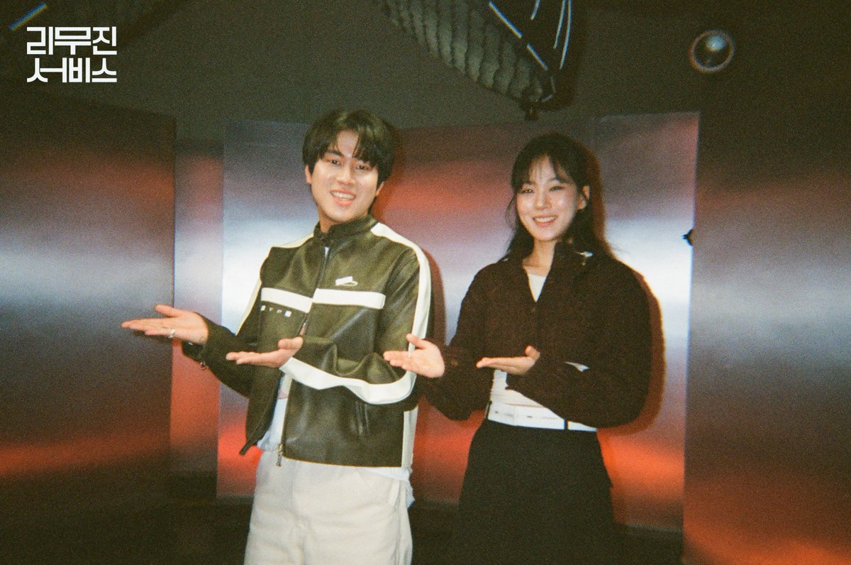 mujin_plz's tweet image. 리무진서비스 102회 비하인드 필름 도착💌
비비 X 무쥔장의 너~낌 넘치는 듀엣 어떠셨나요~~??

비비 님의 트레이드마크인 눈 밑의 점!❤처럼
비비 님이 무쥔장에게 선물한 시그니처🟡
"동그라미"도 듀엣 서비스에서 찾아보실 수 있다는 사실!

@nakedbibi
@BPM_LMJ  
  
#비비 #이무진 #리무진서비스