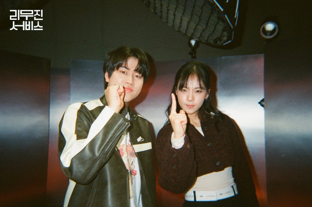 mujin_plz's tweet image. 리무진서비스 102회 비하인드 필름 도착💌
비비 X 무쥔장의 너~낌 넘치는 듀엣 어떠셨나요~~??

비비 님의 트레이드마크인 눈 밑의 점!❤처럼
비비 님이 무쥔장에게 선물한 시그니처🟡
"동그라미"도 듀엣 서비스에서 찾아보실 수 있다는 사실!

@nakedbibi
@BPM_LMJ  
  
#비비 #이무진 #리무진서비스