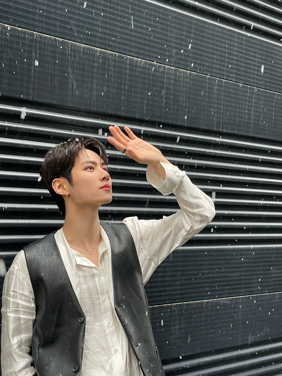 LUN8_members's tweet photo. [#이안]
비도 오고 눈도 오니깐 따듯하게 입어요
감기 걸리지 않게 조심하구🫂

#루네이트 #LUN8 https://t.co/ndRvOyMbZN