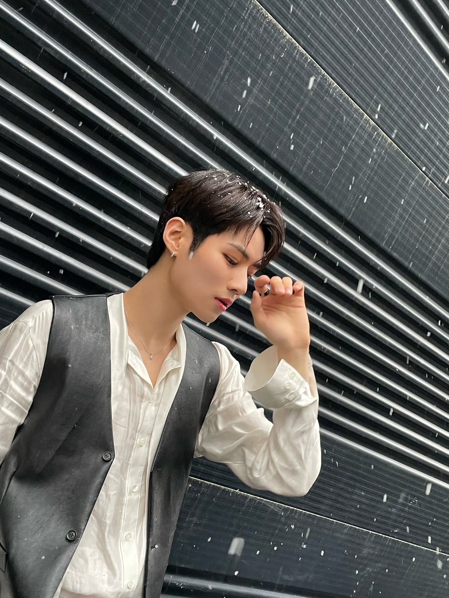 [#이안]
비도 오고 눈도 오니깐 따듯하게 입어요
감기 걸리지 않게 조심하구🫂

#루네이트 #LUN8