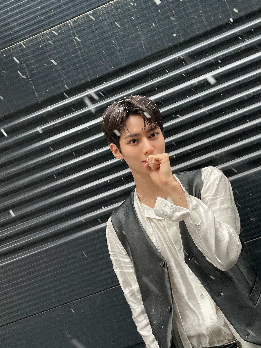 LUN8_members's tweet photo. [#이안]
비도 오고 눈도 오니깐 따듯하게 입어요
감기 걸리지 않게 조심하구🫂

#루네이트 #LUN8 https://t.co/ndRvOyMbZN