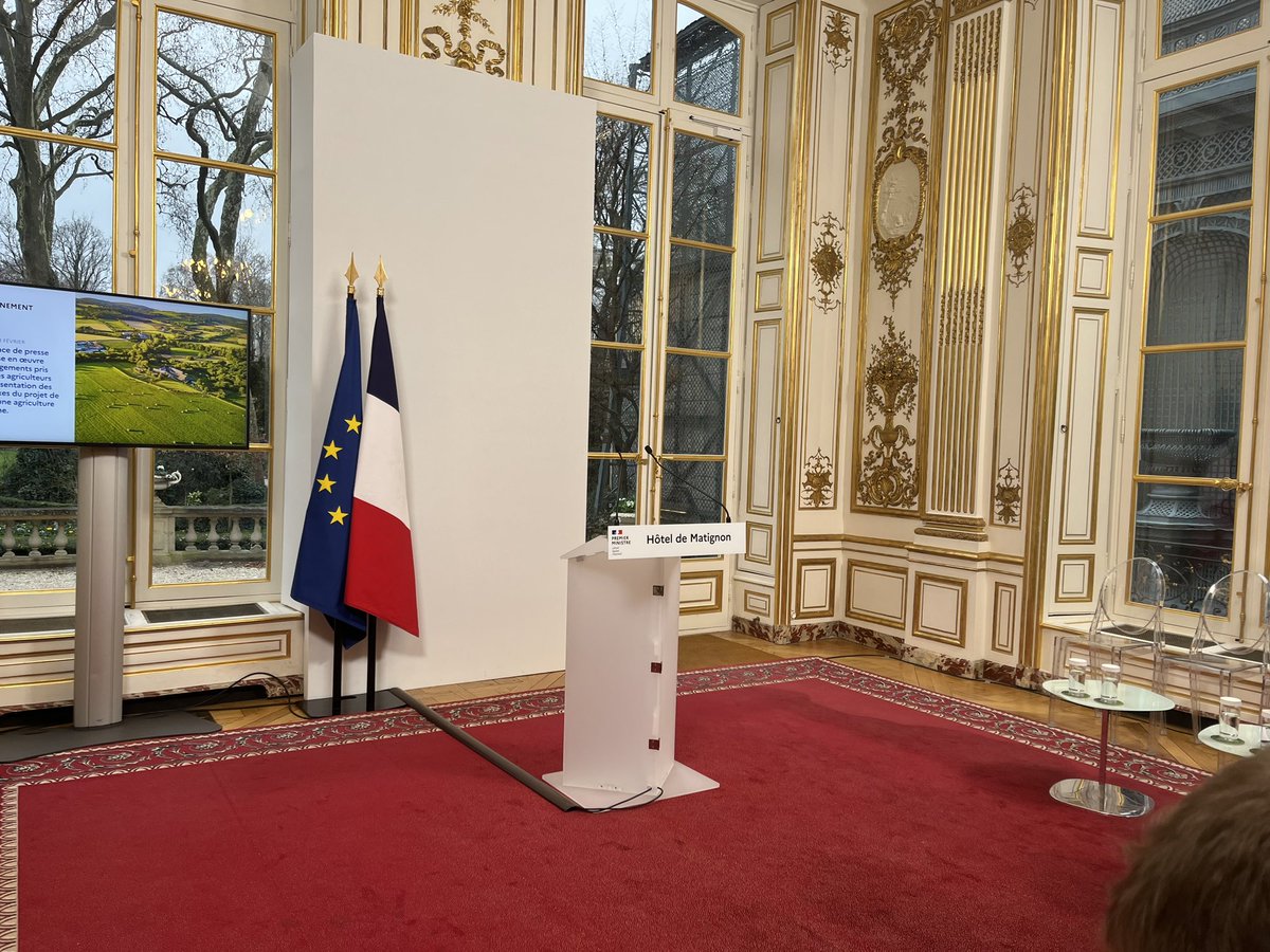 an_compigne's tweet photo. Le Premier ministre Gabriel Attal est attendu dans quelques minutes face à la presse, à Matignon, pour évoquer « la mise en œuvre des engagements pris devant les agriculteurs » et « la présentation des grands axes du projet de loi pour une agriculture souveraine ». https://t.co/CYD5QUhBQr