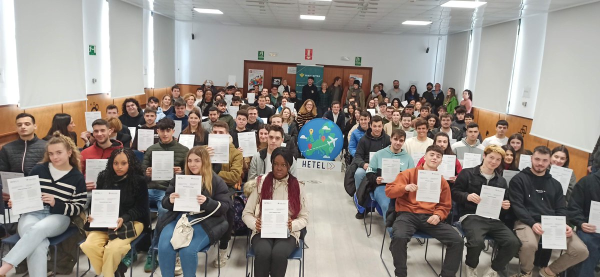 HETELFP's tweet photo. #RuralKutxa entitatearekin akordioa sinatu da. Honi esker #goimailako #heziketazikloetako #erasmusplus ikasleak #dirulaguntza izango dute. Mila esker eta abantean! #Lankidetza #konpromisoa #hitzarmena #elkarlana #abantean   
https://t.co/Y97XniiNru https://t.co/OEor3ngQAk