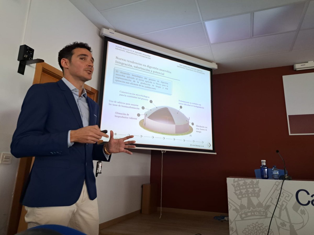 El Dr. García Álvaro explica en la defensa de su tesis sus propuestas tecnológicas en el ámbito del biogás y bioproductos. #bioengineering #Sustainability #biotech #GreenEnergy