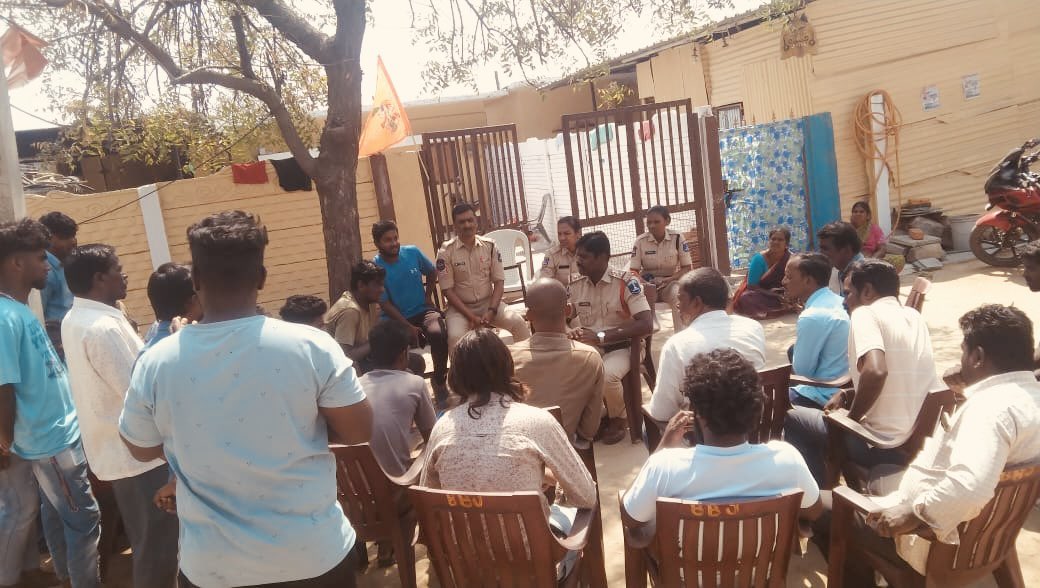 PsShankarpally's tweet photo. Today DI Nagaraju met with Nakshathra Youth Association in Ganesh Nagar of Shankarpally PS Limits created awareness on various issues related to Law &amp; Order and trending Crimes and Cyber Frauds as a part of Community policing.
#YouthClubs
#PSShankapally
#CommunityPolicing https://t.co/MyrVcOicsF
