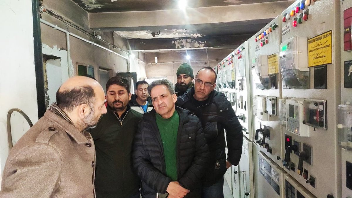 kpdcloffice's tweet photo. MD #KPDCL, Mussarat Islam, today visited Divisional Workshop ED I, Sgr &amp; R/Station Bemina, to take stock of repair of DTs and power scenario, following rains &amp; snowfall. EE, ED I, Er. Majeed Salroo, was also present. 
@diprjk @OfficeOfLGJandK @Raj576113 @mussarat_zia https://t.co/rJBVbQRP6X